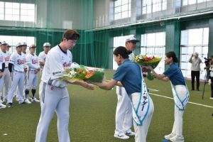 ３年目のキャンプを開始したい斗山ベアーズの２軍選手ら＝11日、市伊良部屋外運動施設多目的屋内運動場