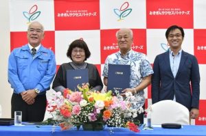 契約書を交わす佐和田会長（左から２人目）と上田会長（同３人目）＝27日、ホテルアトールエメラルド宮古島