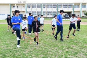 陸上教室でトレーニングに励む児童生徒たち＝５日、結の橋学園