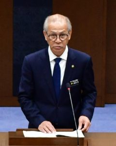 26年度の施政方針を表明する嘉数市長＝27日、市議会議場
