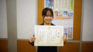 選挙啓発コンクールでポスターの部で優秀賞を受賞した与那覇さん＝17日、県庁