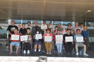 入賞の喜びを見せる受賞者の皆さん＝15日、ＪＴＡドーム宮古島