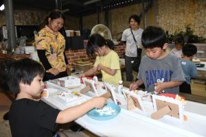 貝細工体験を楽しむ園児ら＝26日、宮古島海宝館