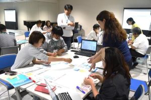 グループに分かれて話し合う市民ら＝２月28日、市未来創造センター