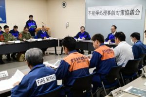 規制区域や役割、爆弾の処理方法を確認する関係者＝６日、市役所２階庁議室