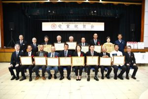 受賞者と関係者の皆さん=13日、JAおきなわ宮古地区本部大ホール