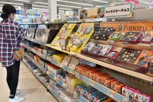 チョコを選ぶ来店者＝13日、市内の大型スーパー