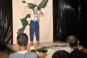 谷ノ上さんが六役を演じた一人芝居「ゆんたくしましょうね」＝21日、宮古教育会館