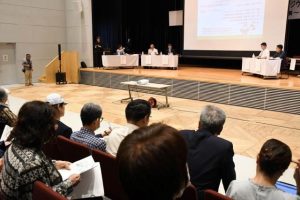 参加した市民らが国民保護への認識を深めたシンポジウム=2月28日、市未来創造センター