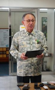 総務相から「宿泊税」新設の同意を得たことを説明する玉城知事＝13日、県庁