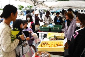 多くの人が来場したナイスハートバザール＝７日、マックスバリュ宮古南店駐車場
