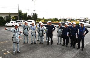 建設現場で安全指導をする瀬底署長（左から２人目）＝24日、宮古建設会館