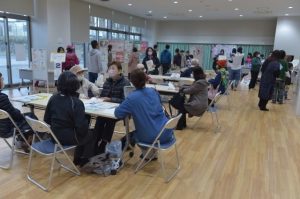 多くの市民が来場した健康フェスタ＝８日、市保健センター