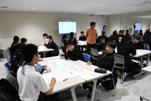 宮古島市の将来像などについて意見を出し合う生徒たち＝４日、市未来創造センター