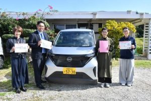 シェアリング補助金の導入１号となったマーズの下地理事長（右から２人目）ら関係者＝10日、就労支援事業所「くこりもや」