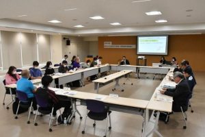 行政、医療、介護の関係者らが参加した連携推進協議会＝３日、市役所