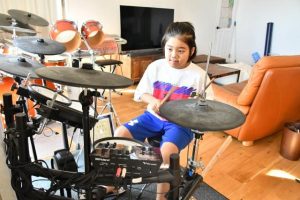 ドラムをたたく米村さん＝15日、上野