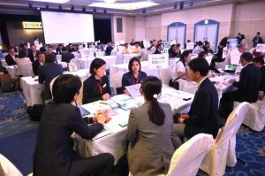 旅行会社の担当者や観光関係者が、島内事業者と意見を交わした商談会＝12日、ホテルアトールエメラルド宮古島