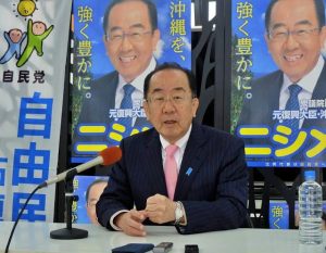 ８期目の国会活動に決意を語る西銘恒三郎氏＝９日午後、石垣市浜崎町の事務所