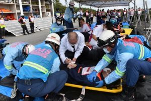 応急救護所では医師らが負傷者に声を掛けながら応急処置を行った＝24日、宮古空港旧エプロン