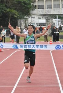 ゴールに飛び込む青山学院のアンカー、前川竜之将＝８日、市陸上競技場