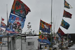 漁船に大漁旗が掲げられ、正月ムードを高めていた＝17日、佐良浜漁港