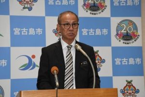 国民保護計画共同訓練に係る住民意見交換会開催について発表する嘉数市長＝２日、市役所