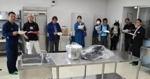 ラボスペースを見学する事業者や地域住民＝27日、地産地消振興センター