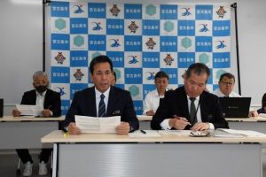 宿泊税の導入について説明する上地部長（右）、川平部長＝19日、市役所