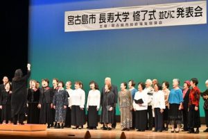 宮古島市歌を歌う歌声講座の受講者ら＝14日、マティダ市民劇場