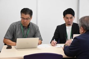 空家等管理活用支援法人の担当者が持ち込まれた相談に対応した＝11日、市役所