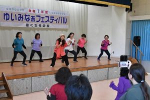 観客も一体となってダンスを踊ったゆいみなぁフェスタ＝15日、ゆいみなぁ