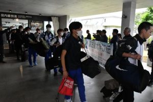 到着ロビーに姿を見せた選手たち＝６日、下地島空港