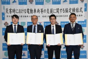 協定を締結した（左から）君島部長、嘉数市長、山本社長、新城代表＝26日、市役所