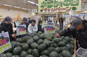 山積みされた宮古島産カボチャを買い求める市民ら＝８日、ＪＡファーマーズマーケットあたらす市場