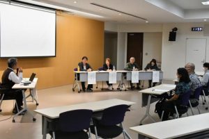 パネルディスカッションで意見を交わしたパネリストら＝15日、市役所