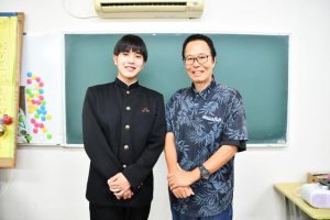 数検２級に合格した池村さんと羽路代表＝６日、ハネジ塾