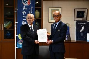 庄司副会長（左）が嘉数市長に３件の同意について答申した＝10日、市役所