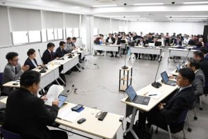 新年度一般会計予算歳出の審査を行う予算決算委員会＝６日、市議会全員協議会室