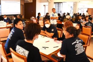 ＢＣＰ訓練で命を守る行動を考える参加者＝１日、下地診療所リハビリセンター