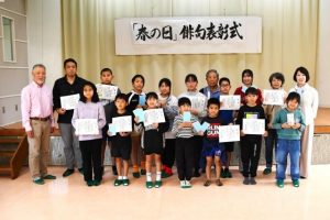 俳句吟行会とコンクールの入賞者ら＝８日、市働く女性の家