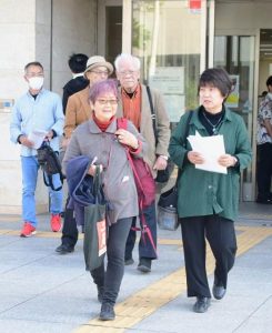 訴状を提出し裁判所を後にする原告の清水さん(左)、上里さん(右)ら=13日、那覇地方裁判所平良支部