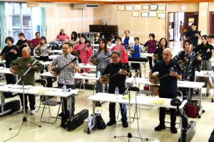 約60人で三線を演奏した宮古民謡協会＝８日、久松公民館