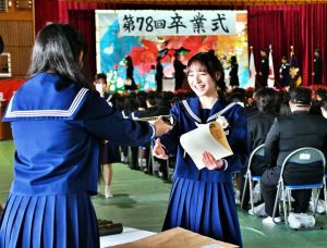 ２２９人が新たな一歩を踏み出した卒業式＝１日、宮高