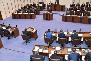 ５氏が登壇し市長の政治姿勢などをただした＝18日、市議会議場