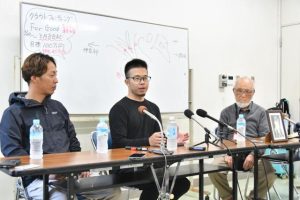 捜索の結果を説明する伊左治さん(中央)と内田さん(左)、進さん=1日、ゆいみなぁ