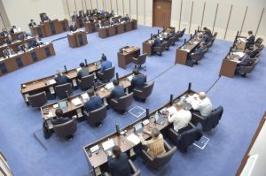 予算関連の質疑が行われた市議会3月定例会=2日、市議会議場