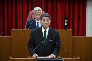 ２０２６年度の村政運営について所信を表明する伊良皆村長＝10日、村議会議場
