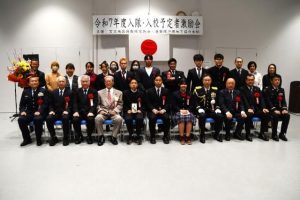 自衛隊入隊・入校予定者と関係者の皆さん＝７日、市未来創造センター