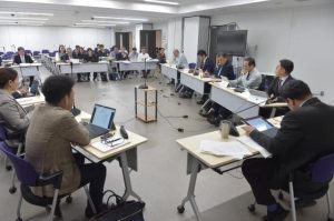 予算決算委員会では26年度一般会計予算案などを審査した＝９日、市役所全員協議会室